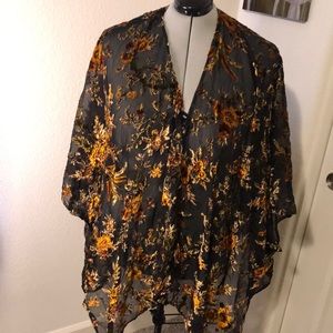 COPY - Torrid Kimono ONE Size Velvet Gold Floral Black